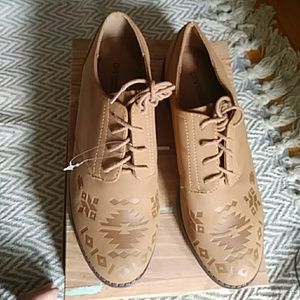 Brown H & M shoes that are in excellent condition.